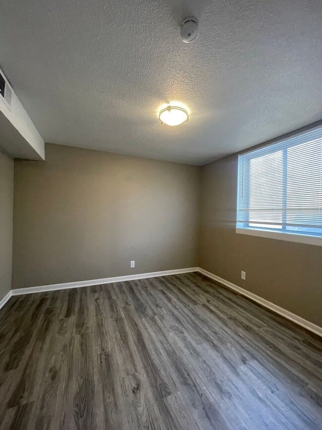 Building Photo - Spacious 3 Bed! Your Next Home Awaits!