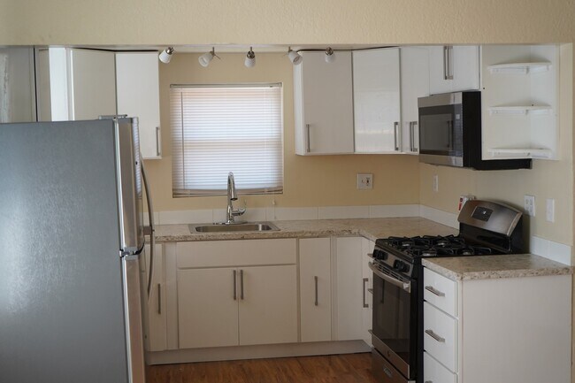 Building Photo - Spacious 3 bedroom, 1 bathroom renovated home
