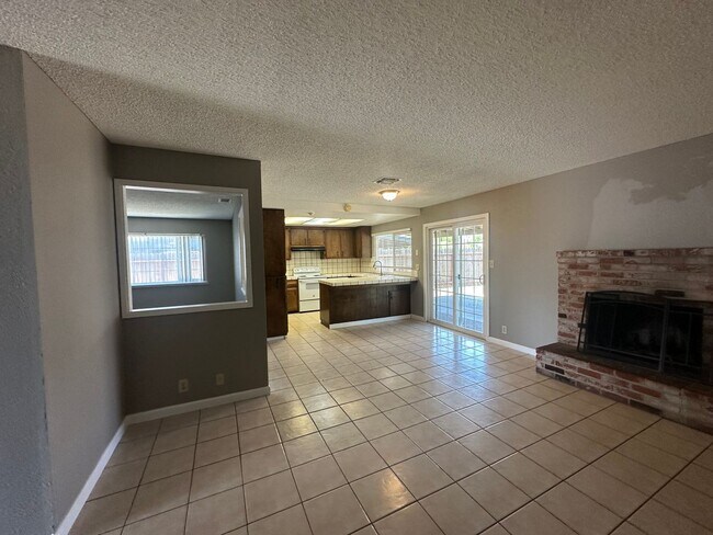 Building Photo - 1175 E Edison St