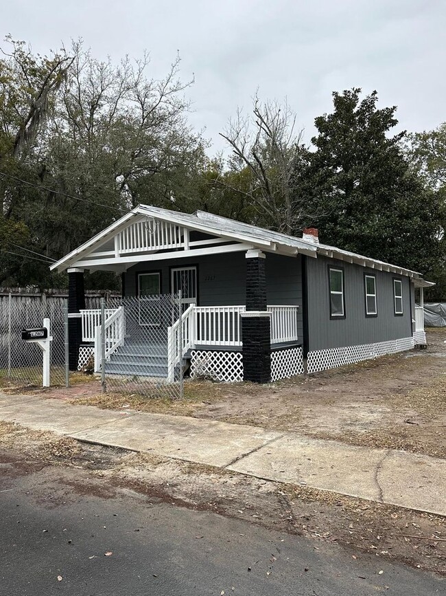 Building Photo - Fully Renovated 3/1 Single Family House Av...