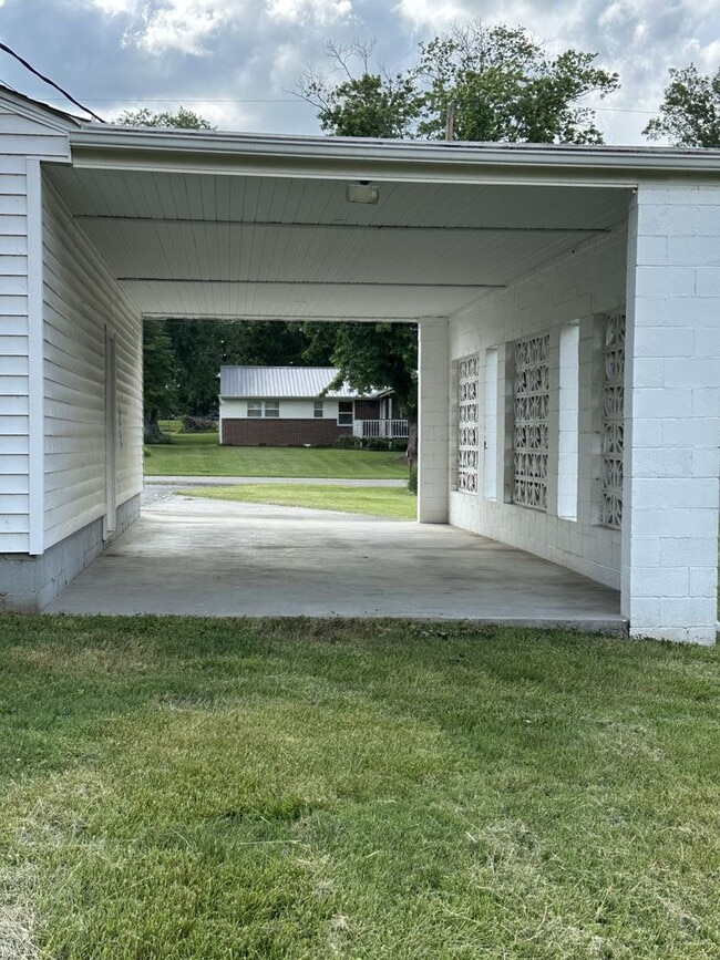 Building Photo - IMMACULATE ONE LEVEL HOME AVAILABLE IN SUR...