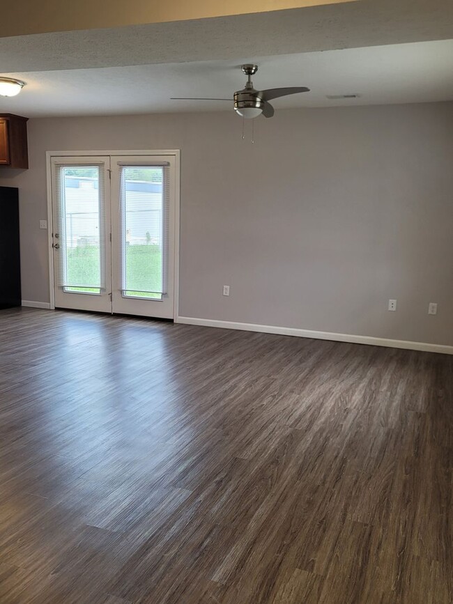 Building Photo - Jaedra View 3 BR Market
