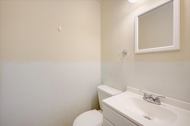 Building Photo - 552 Whitehead Dr