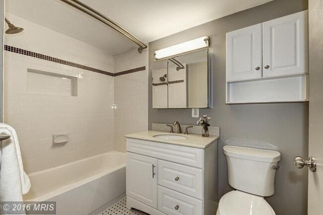 Building Photo - Available Now! 2 Bedroom Condo in Adams Mo...