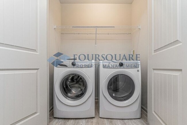 Building Photo - Spacious 3-Bed / 2.5-Bath Townhome with Open Floor Plan & Assigned Parking – Convenient to Downto...