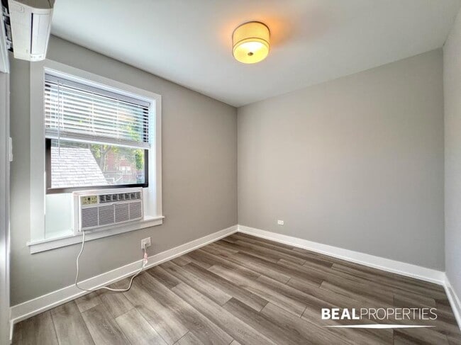 Building Photo - 1 bedroom in CHICAGO IL 60613