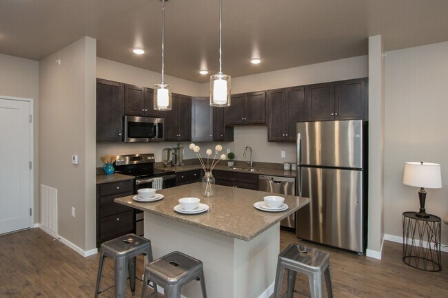 Building Photo - Spacious 1-bedroom, 1.5 bath, 1st floor, w...