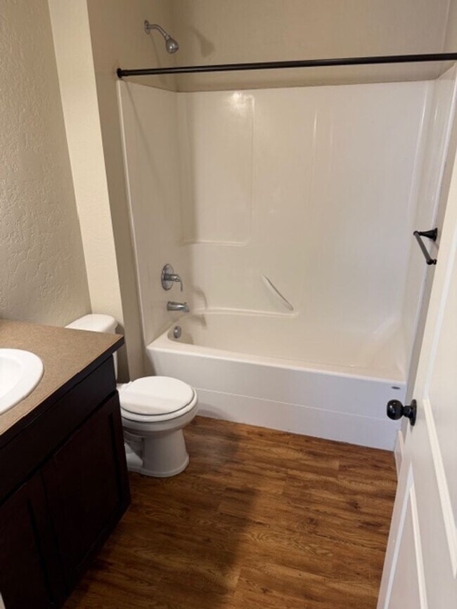 Building Photo - 5 bed/ 4 Bath Townhome in Cheney