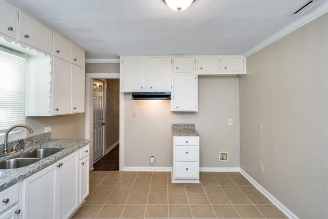 Building Photo - 620 5th Ave SW