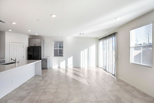 Building Photo - INSPIRADA BEAUTY WITH BED AND FULL BATH ON 1ST FLOOR