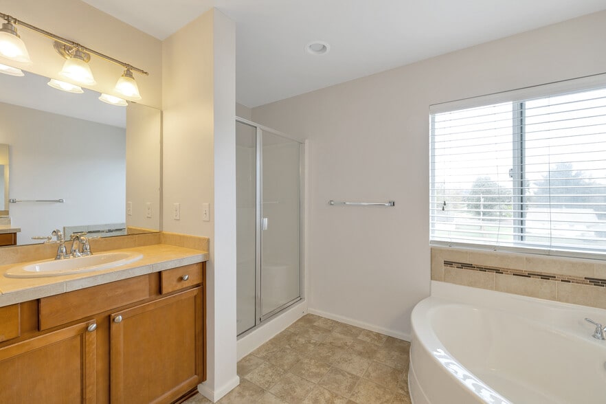 Building Photo - 5202 S 214th Way