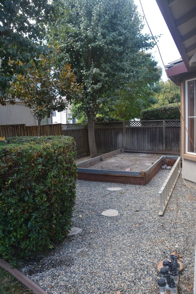 Building Photo - Sharp, clean and affordable Brentwood 3/2....