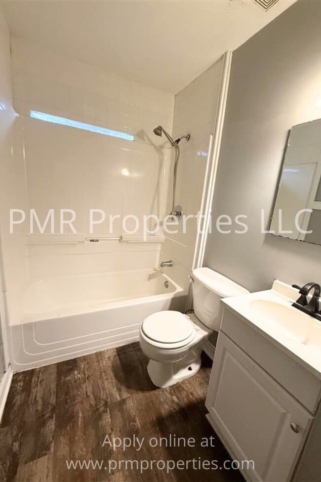 Building Photo - 3 Bedrooms / 1 Bathroom House