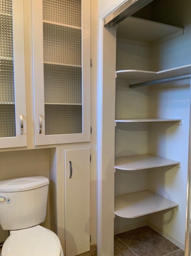 Building Photo - Remodeled one bedroom/1 bath upper unit - ...
