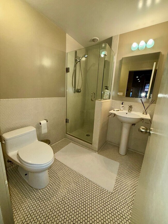 Building Photo - Beautifully 2-Bedroom Condo in Boston