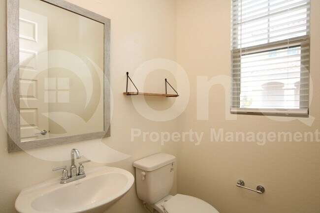 Building Photo - 943 E Danbury Dr