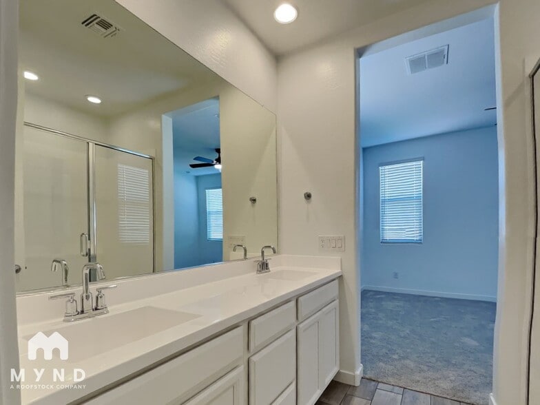 Building Photo - 438 E Diamond Dr