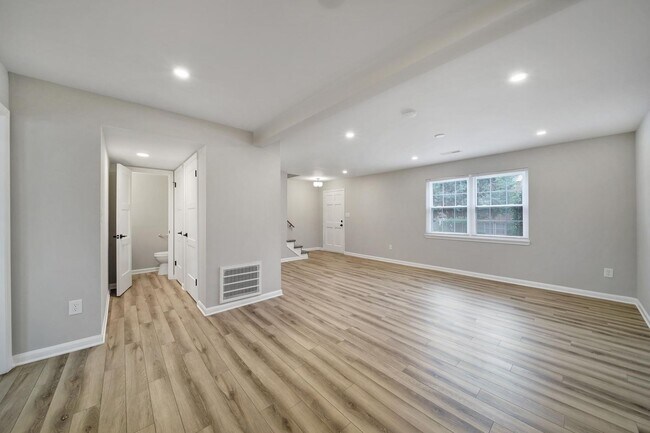 Building Photo - Lovely 3 Bed 2.5 Bath Home!
