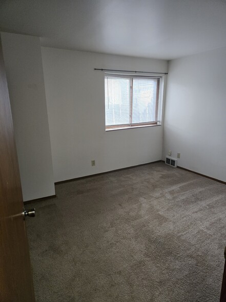 Building Photo - 106 W Maes Ave