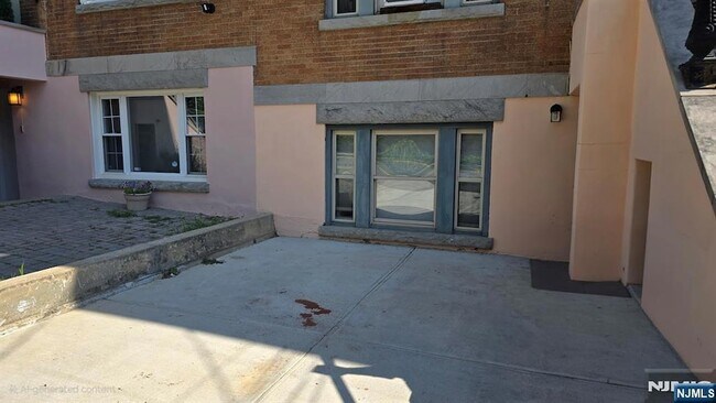 Building Photo - 27 Russell Ave
