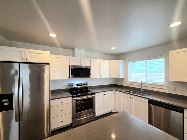 Building Photo - Newer Rambler in Mary Hill Estates!