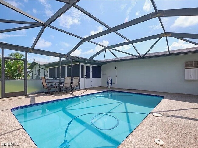 Building Photo - 4240 SE 3rd Ave