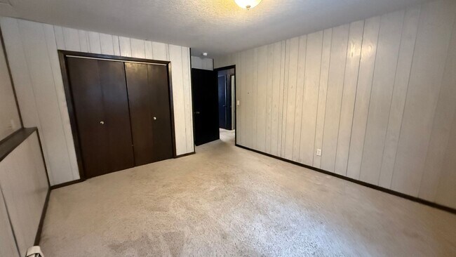 Building Photo - This large single family (4) bedroom, (3) ...