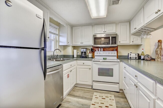 Building Photo - 3350 S Fletcher Ave