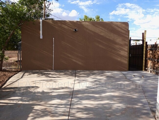 Building Photo - 2613 San Pablo St NE