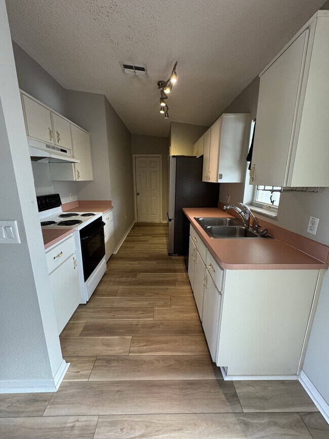 Building Photo - 5100 Mentmore Ave