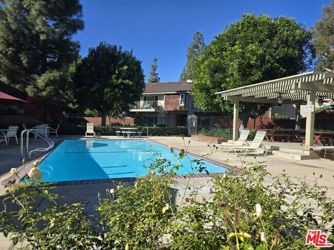 Building Photo - 991 S Idaho St