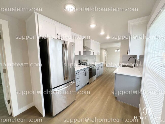 Building Photo - "Charming 4-Bed Haven in Tacoma with Spaci...