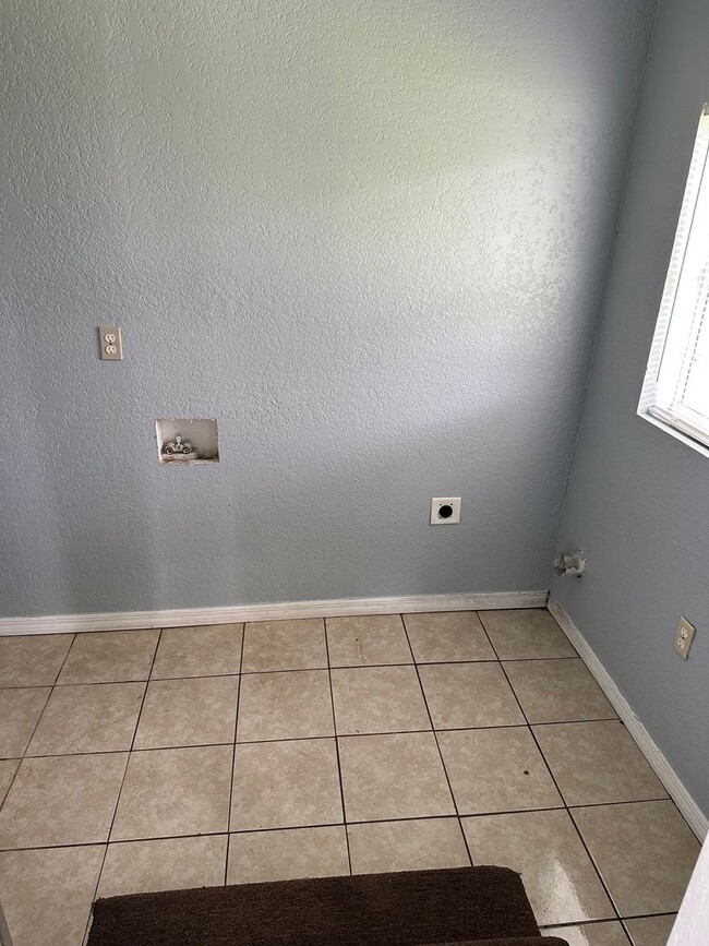 Building Photo - 2 Bed/2 Bath in Haines City - ready for im...