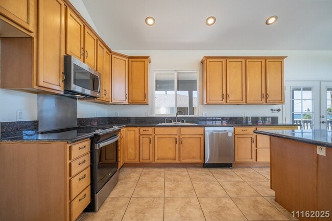 Building Photo - West Side Paradise – Updated 3-Bed, 2-Bath Upstairs Unit