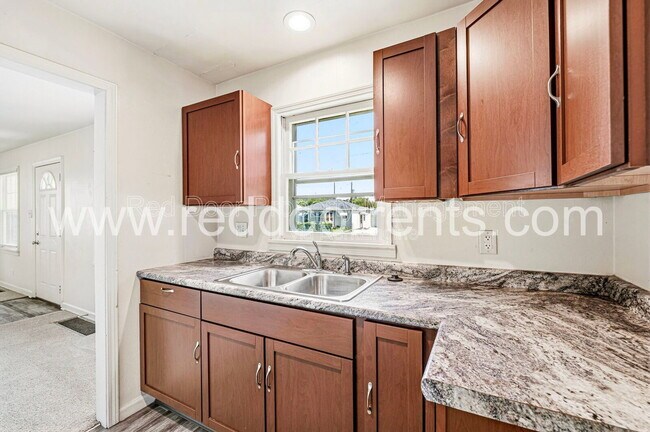 Building Photo - 1742 N Whittier Pl