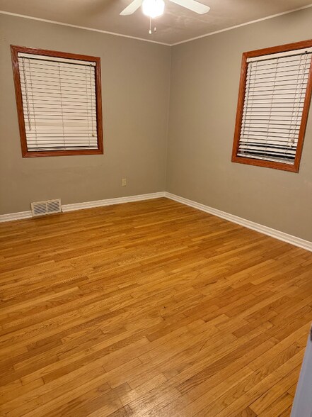 Building Photo - 2306 W 82nd Pl