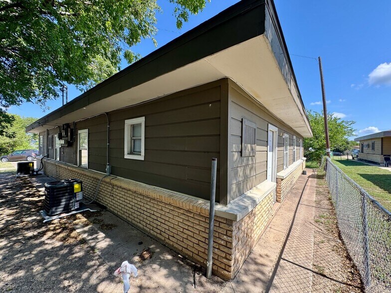 Primary Photo - 306 W Valley Rd