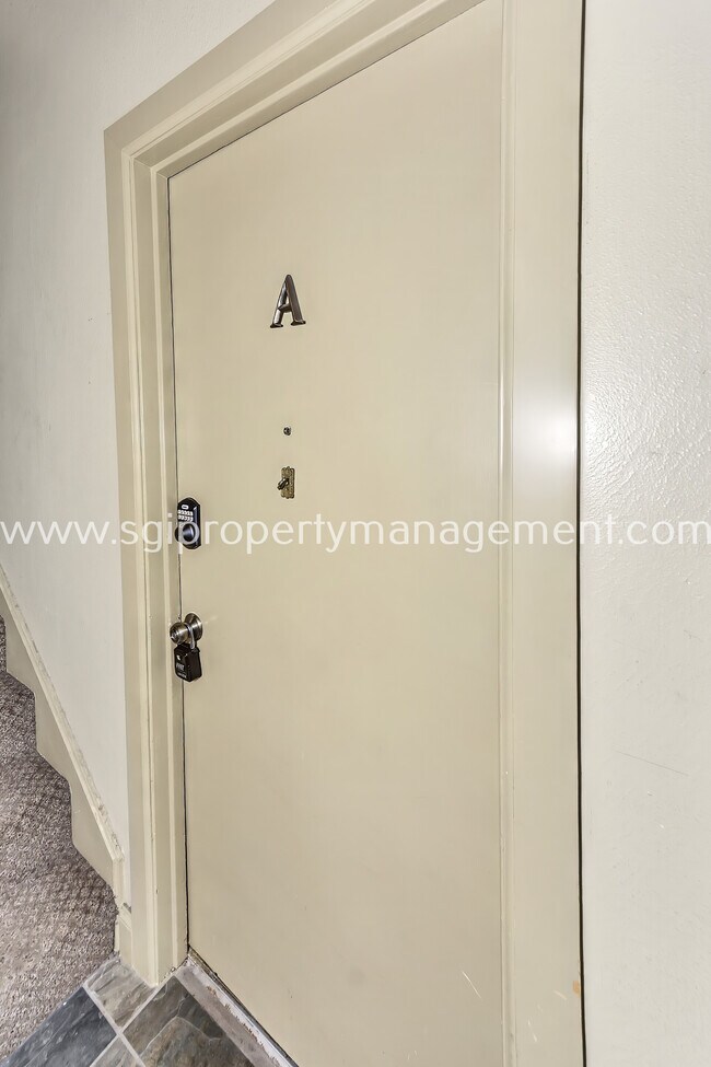 Building Photo - 7906 Royal Ln