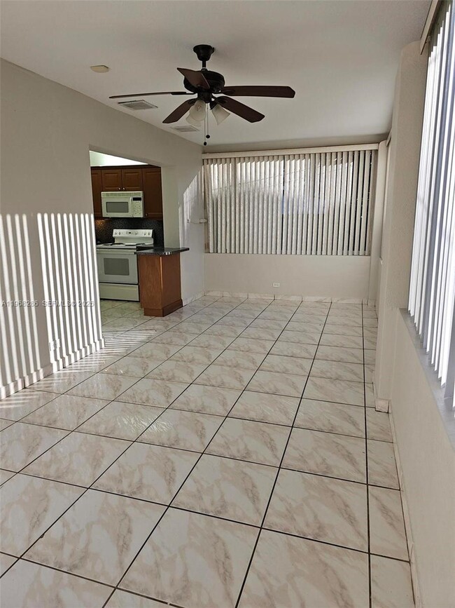 Building Photo - 1000 NE 13th Ave