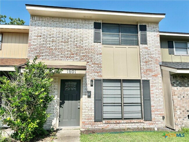 Primary Photo - 1601 N De Leon St