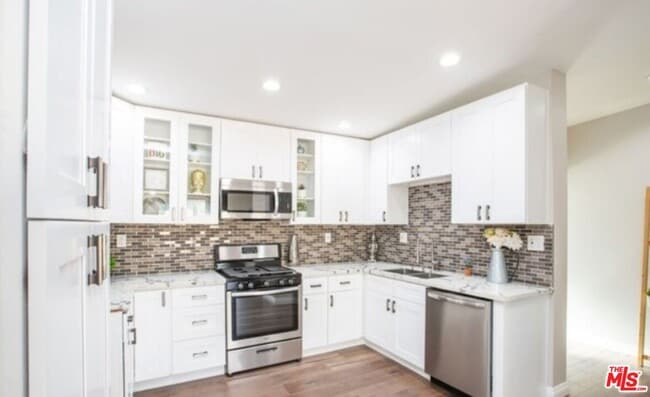 Building Photo - 526 W Ash Ave