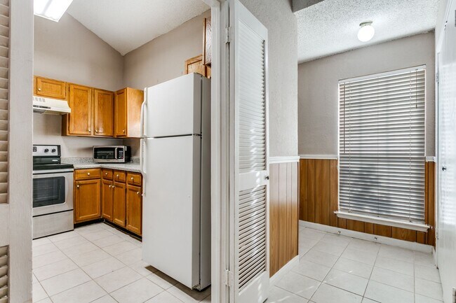 Building Photo - 3009 Hilltop Dr