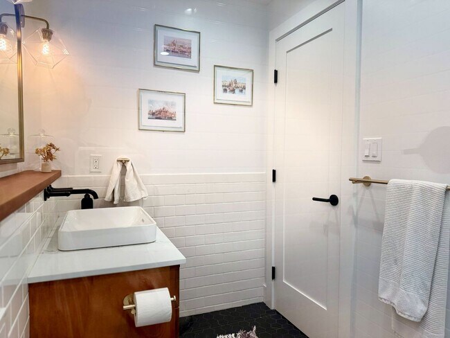 Building Photo - 3BR/2BA | Unobstructed Panoramic Views | Live Above the Fog | Intentional Living