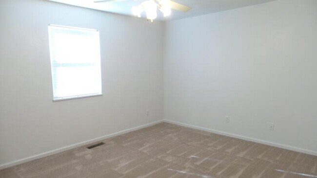 Building Photo - 651 Carol Ann Dr