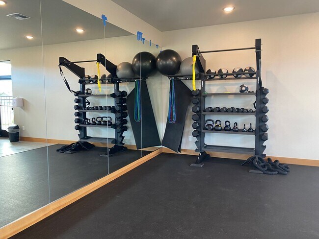 Building Photo - Large 2 Bedroom/2 Bath Apartment- Pet Friendly!