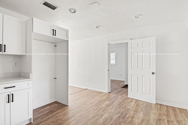 Building Photo - NEWLY RENOVATED 4 bed/1 bath!