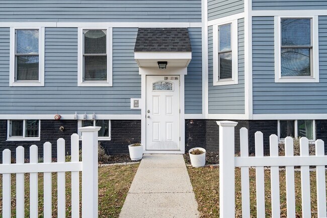 Building Photo - 104 Holland St