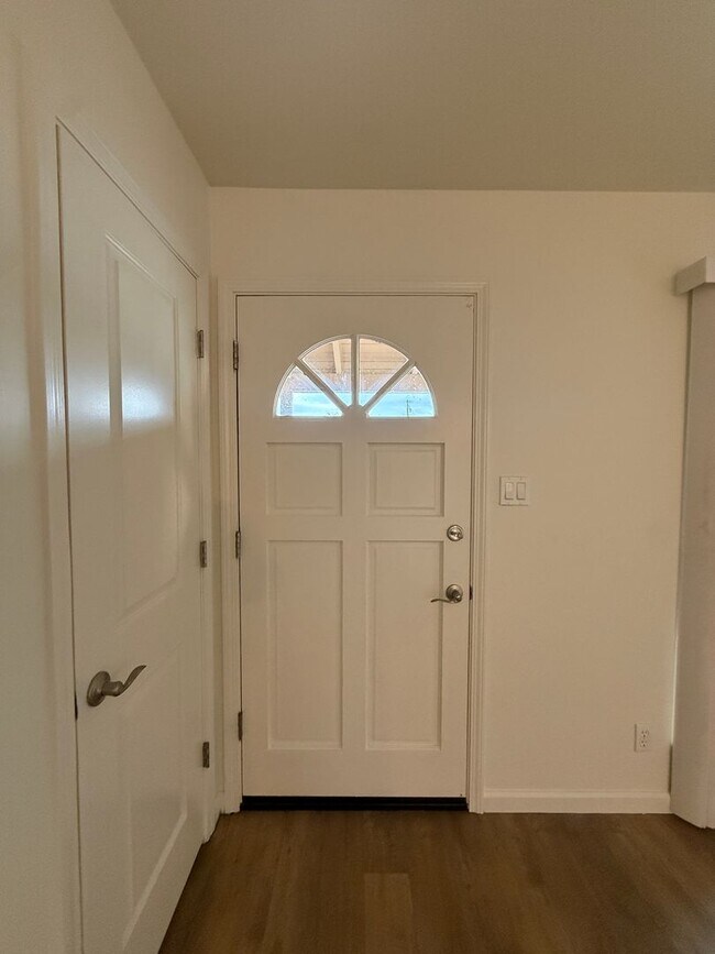 Building Photo - Orcutt Single Story Updated Home on Cul-De...