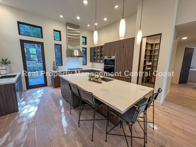 Building Photo - AVAILABLE JANUARY - Fully Furnished Modern...