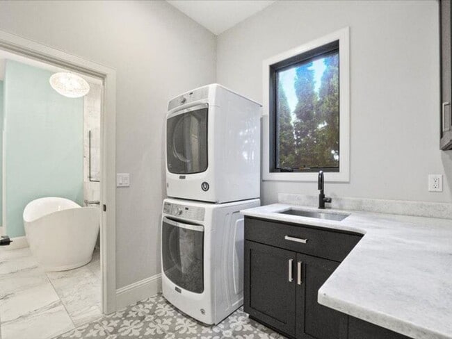 Building Photo - 3500 S Morain St